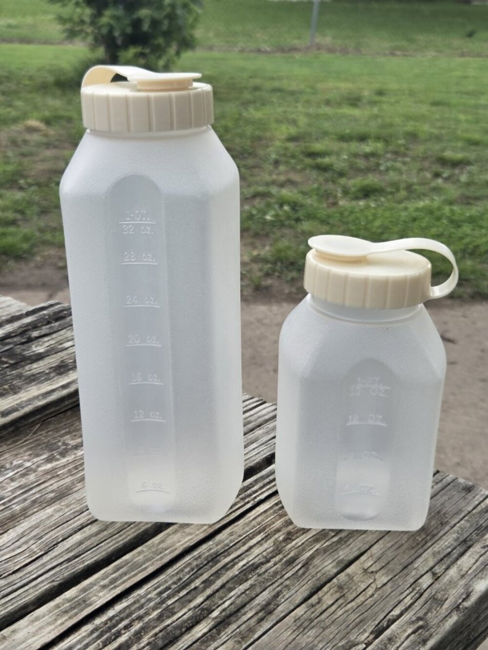 2 Rubbermaid Servin’ Saver Mixermate Bottles Containers Flip Top USA Quart Pint